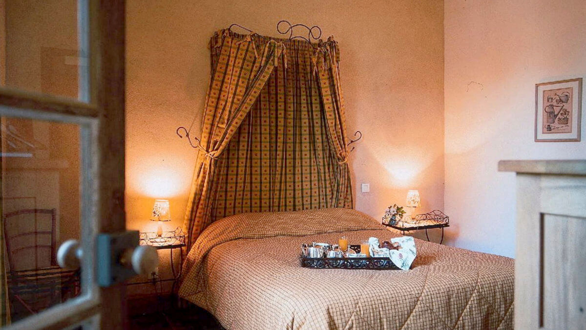 Belle chambre confortable avec vue sur le parc.